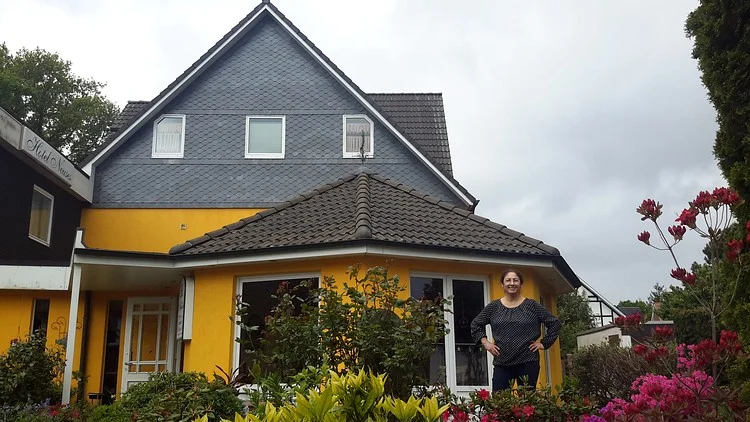 Das Haus mit Giebel und Blumengarten