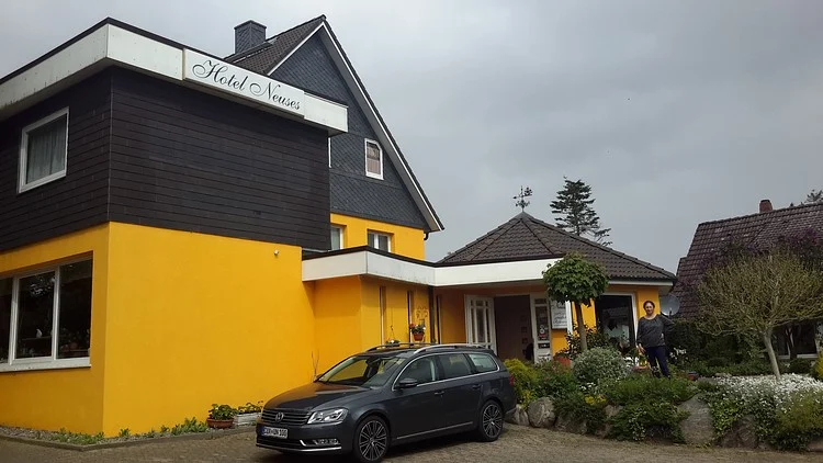 Seitenansicht des Hotels mit Parkplatz