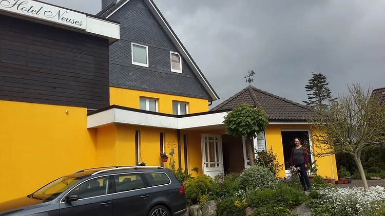 Fassade des Hotels mit Parkplatz