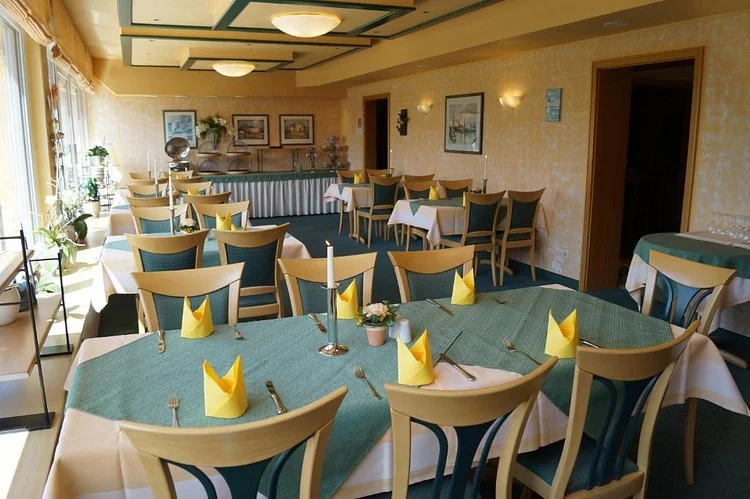 Gedeckte Tische mit gelben Servietten im Restaurant