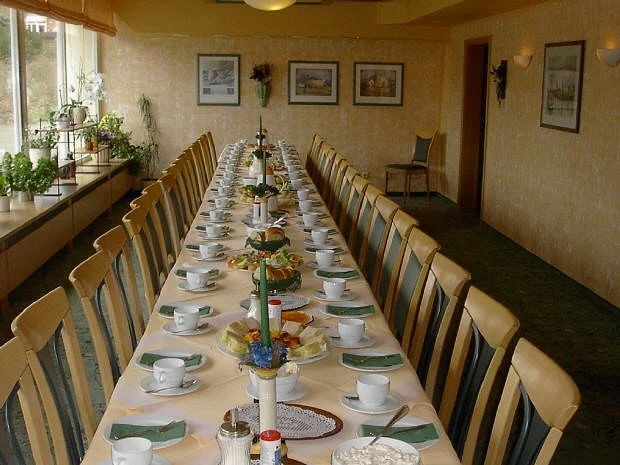 Lange festlich gedeckte Tafel mit Blumen