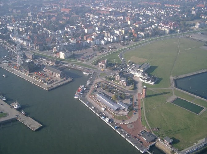 Luftbild von Hafen und Stadt
