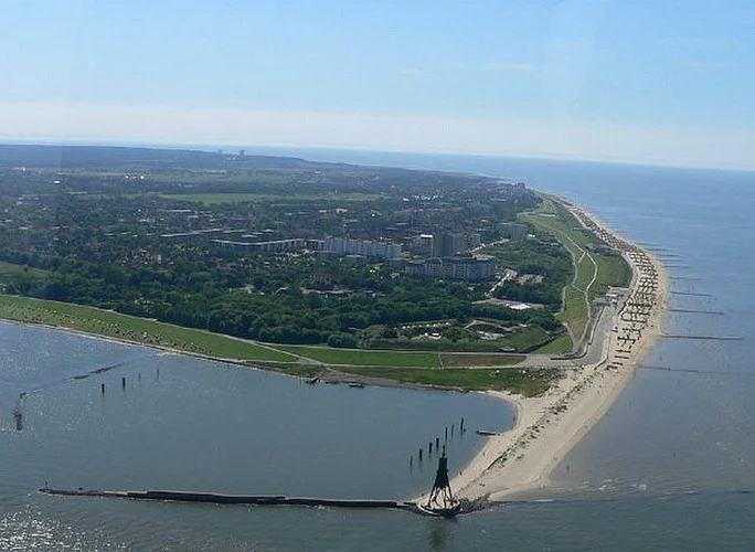 Luftbild der Küste mit Strand bei Cuxhaven