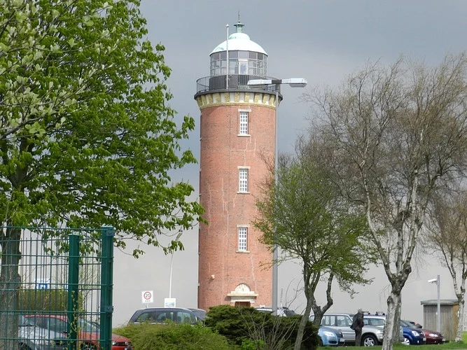 Roter Leuchtturm zwischen Bäumen