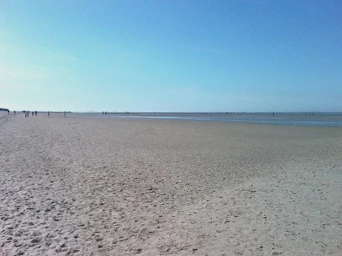 Strand mit Sand und Meer