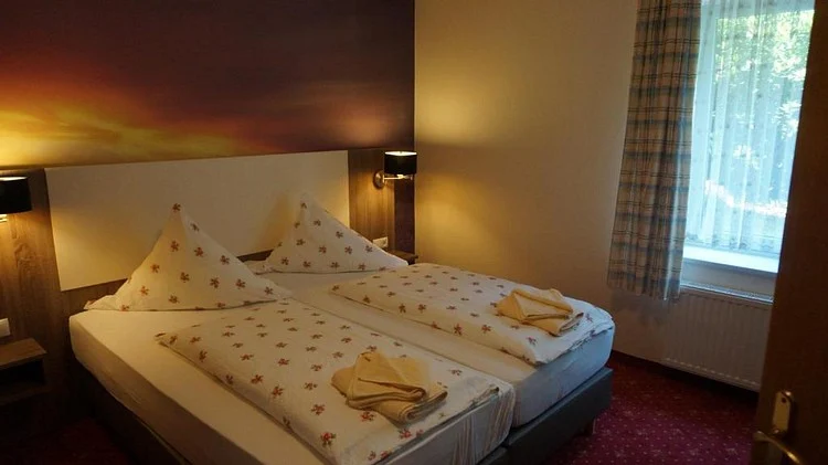 Doppelbett mit Handtüchern im Zimmer