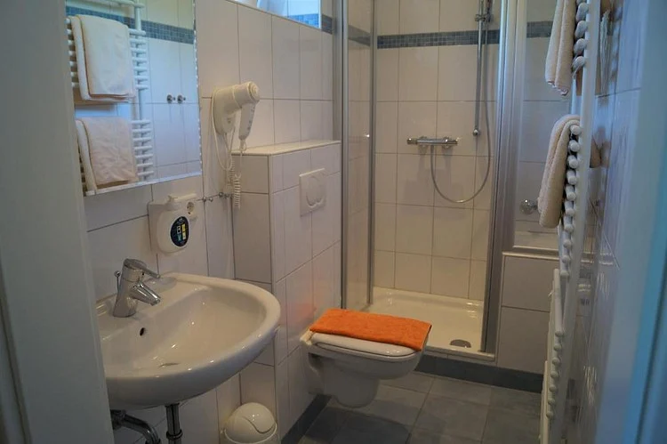 Modernes Bad mit Dusche und Waschbecken