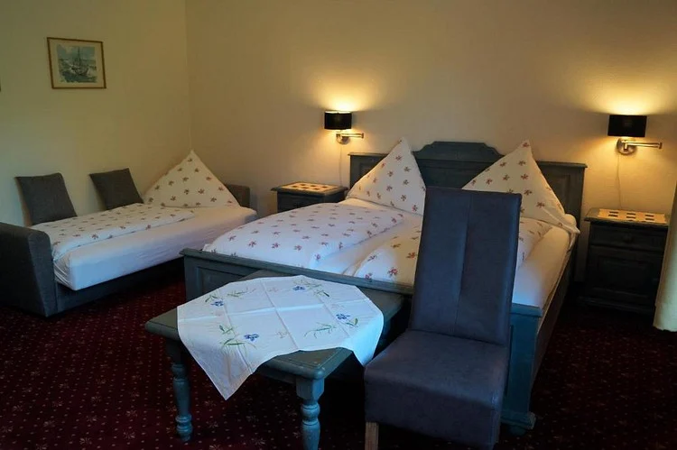 Doppelzimmer im Hotel Neuses mit gedeckten Betten