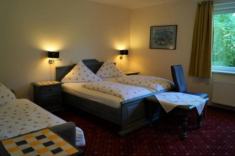 Zimmer mit Doppelbett und Sitzecke