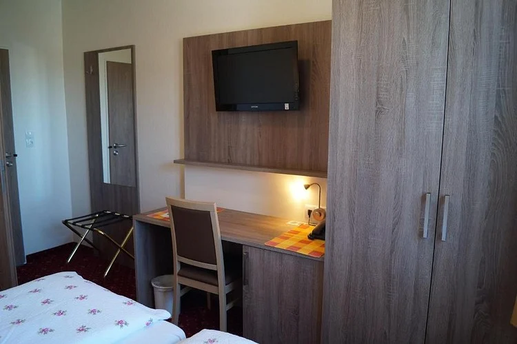 Schreibtisch mit Schrank und Flachbildfernseher
