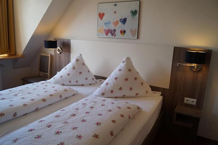 Doppelbett im Dachzimmer