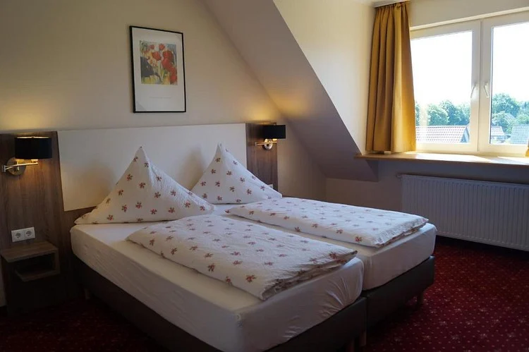 Doppelbett im Dachzimmer mit Fenster